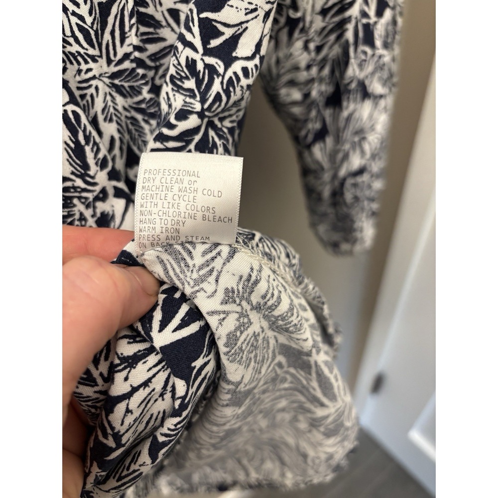 Anne Carson Top Womens M Navy White Leaf Rayon V-Neck Buttons Popover Summer - Picture 4 of 12